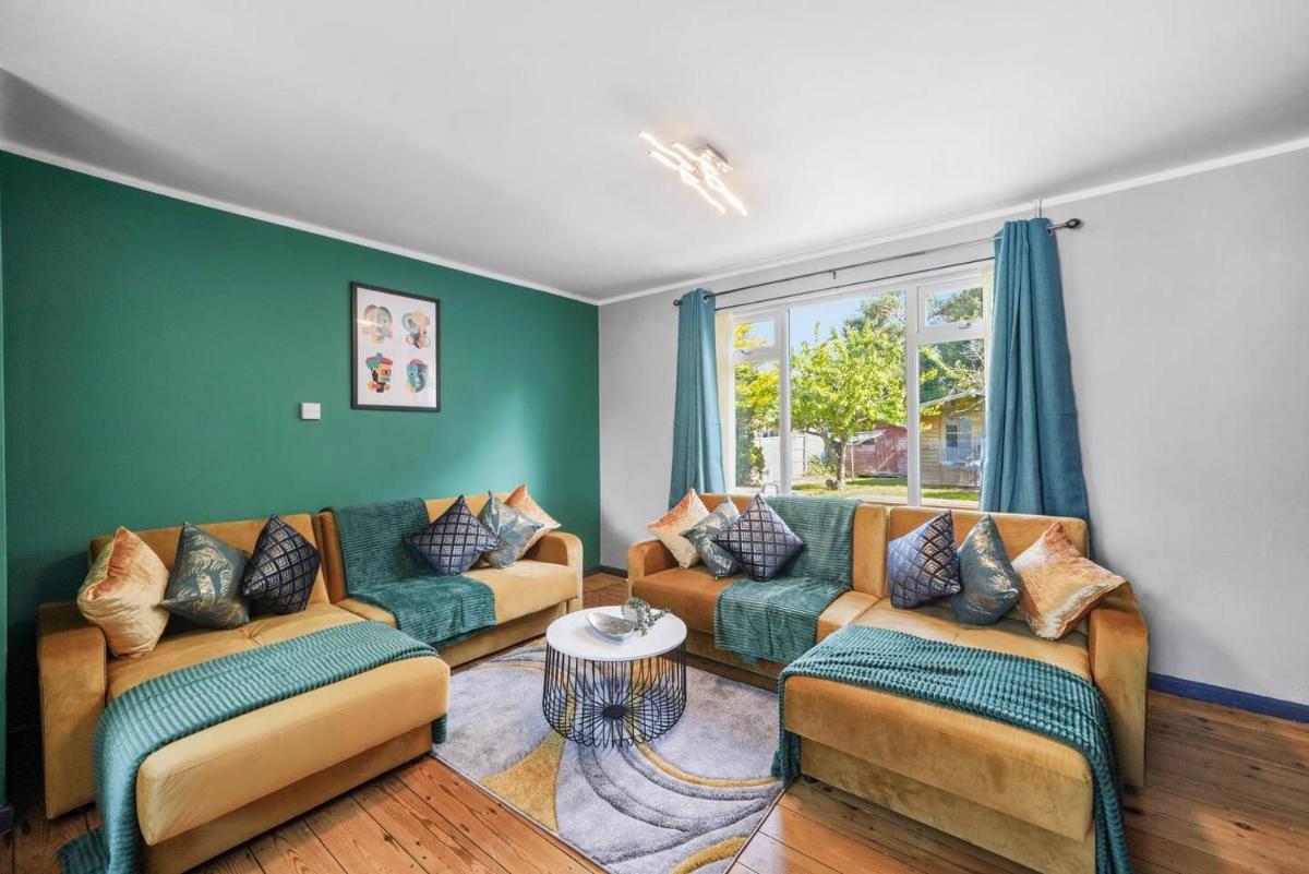 Modern 3 Bedroom House with free Parking - Housity