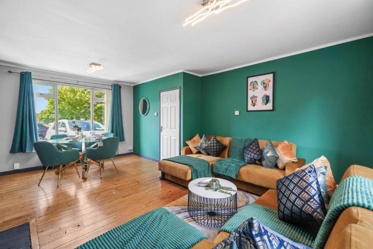 Modern 3 Bedroom House with free Parking - Housity