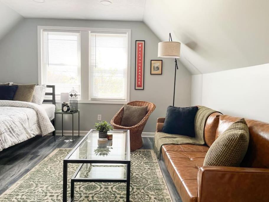 Modern Studio Apartment for Two - new AC - Housity