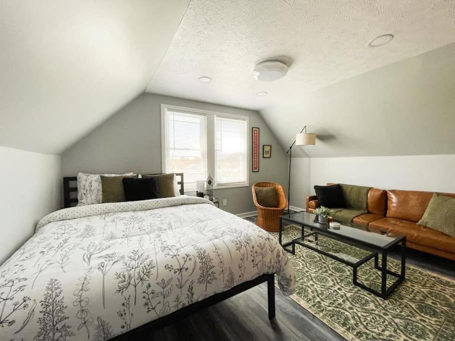 Modern Studio Apartment for Two - new AC - Housity