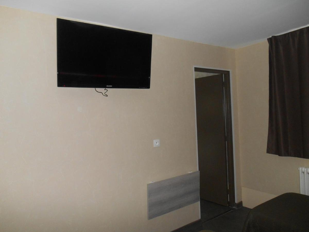 Elle comprend une télévision à écran plat. dans l'établissement Hôtel La Tente Verte, à Loon-Plage