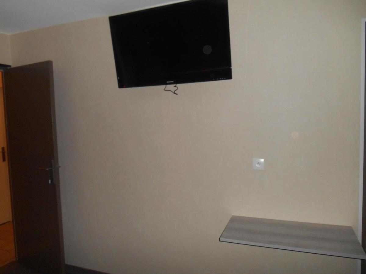 Télévision ou salle de divertissement dans l'établissement Hôtel La Tente Verte