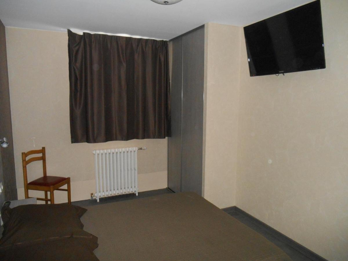 Télévision ou salle de divertissement dans l'établissement Hôtel La Tente Verte