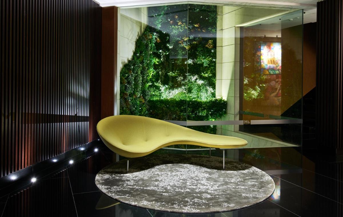 una silla amarilla encima de una mesa en Hotel MyPalace León, en León