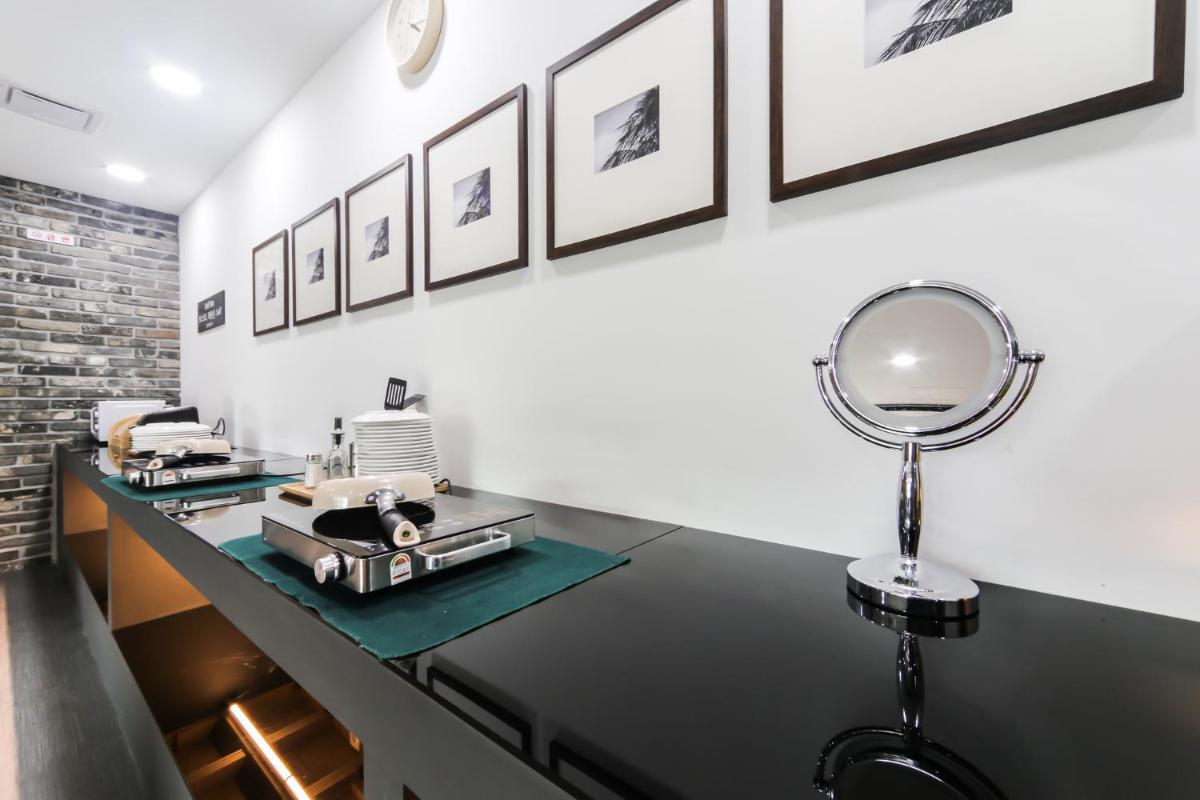 Seomyeon Brown-dot hotel Gold - Housity