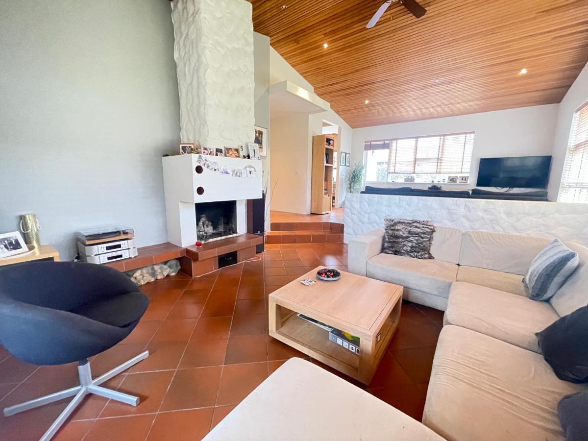 Suitetrails - Spacious and cozy 4 bedroom house in Reykjavik