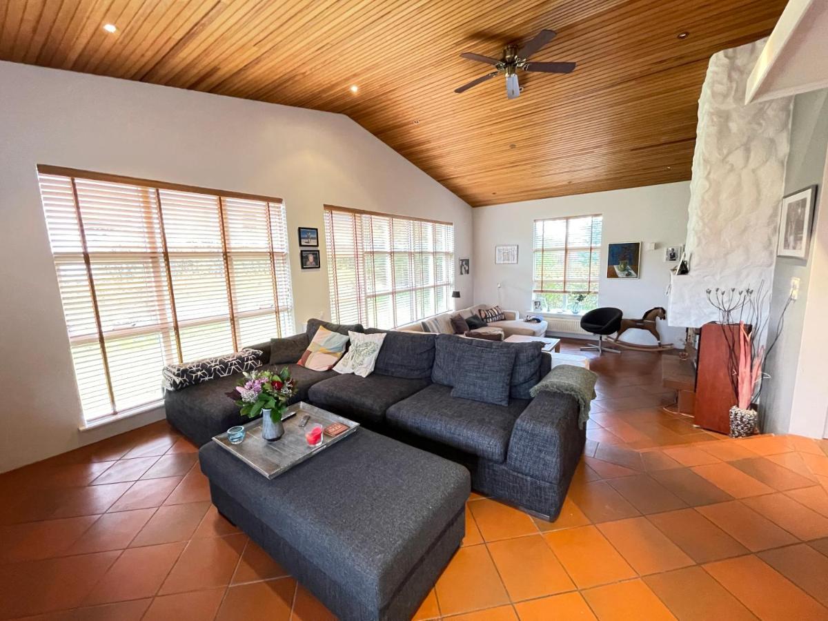 Suitetrails - Spacious and cozy 4 bedroom house in Reykjavik