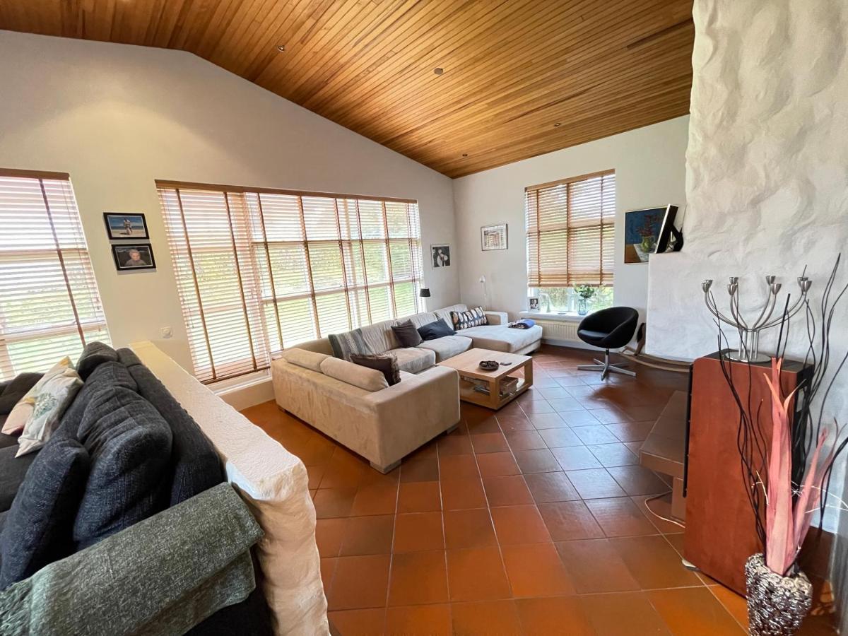Spacious and cozy 4 bedroom house in Reykjavik - Housity