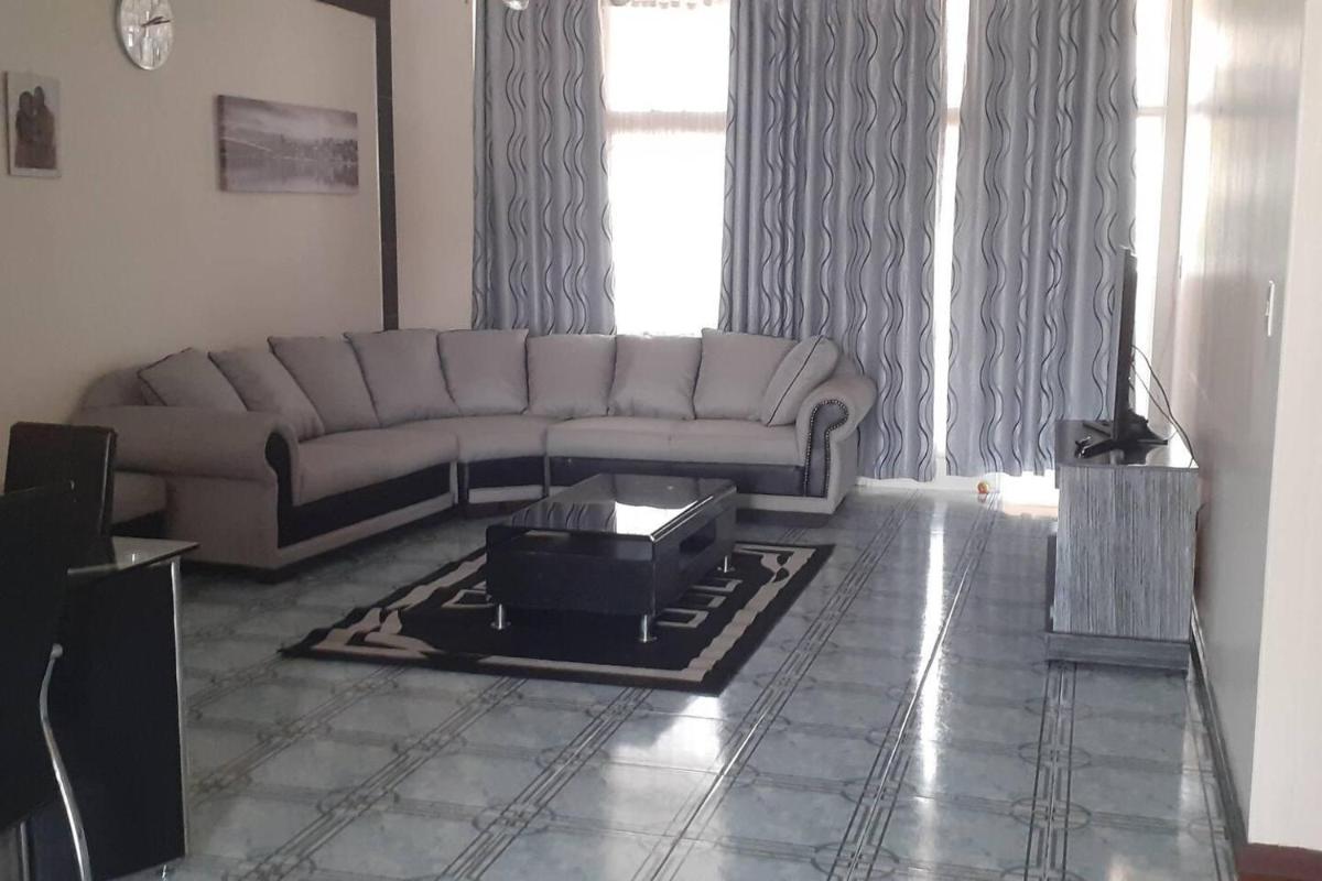 Spacious Executive Holiday Apartment In Bulawayo - Housity