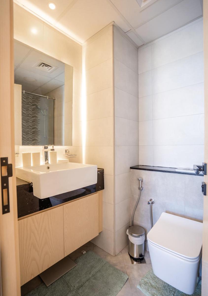 Nasma Luxury Stays - Modern Apartment With Cityscape And Skyline Views - Housity