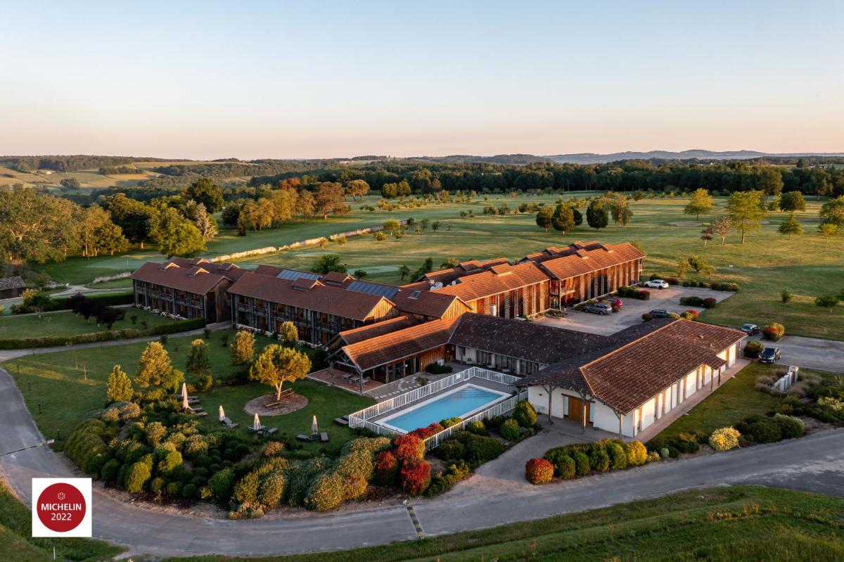 une vue aérienne d'un manoir avec piscine dans l'établissement Relais des Vigiers, à Monestier