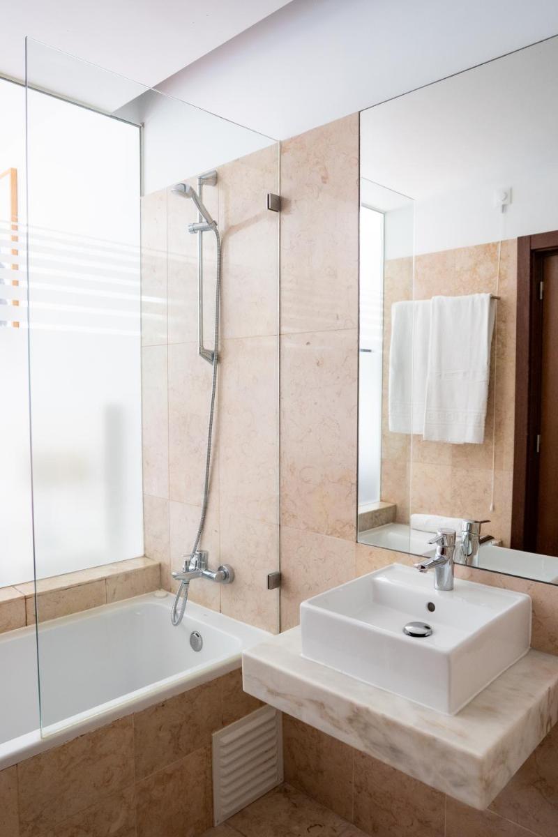Uma casa de banho em Hotel Vila D'Óbidos