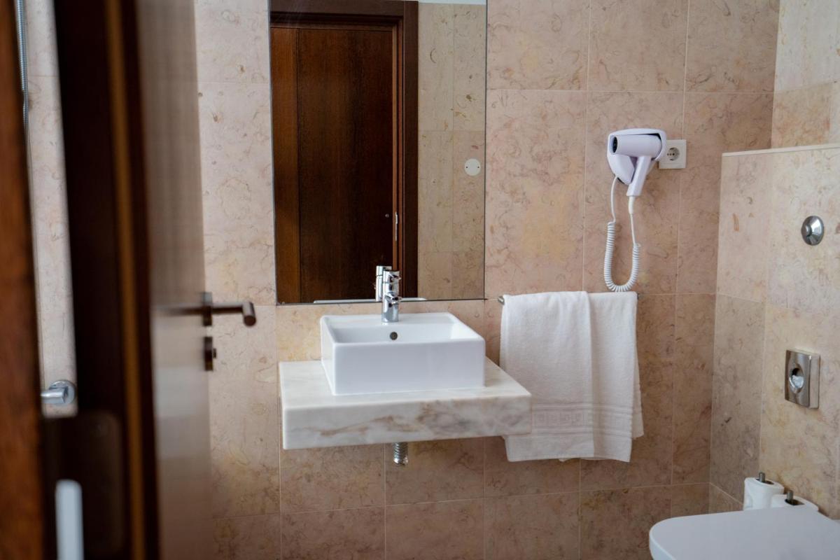 Uma casa de banho em Hotel Vila D'Óbidos
