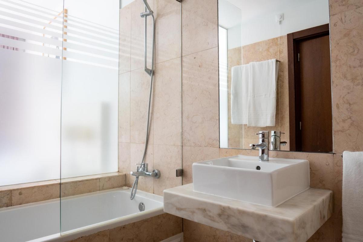 Uma casa de banho em Hotel Vila D'Óbidos