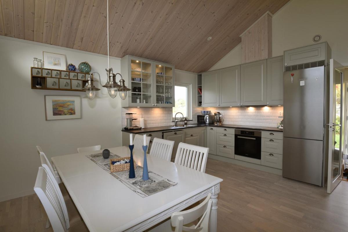 Nice cottage close to Iddefjorden, Strömstad - Housity