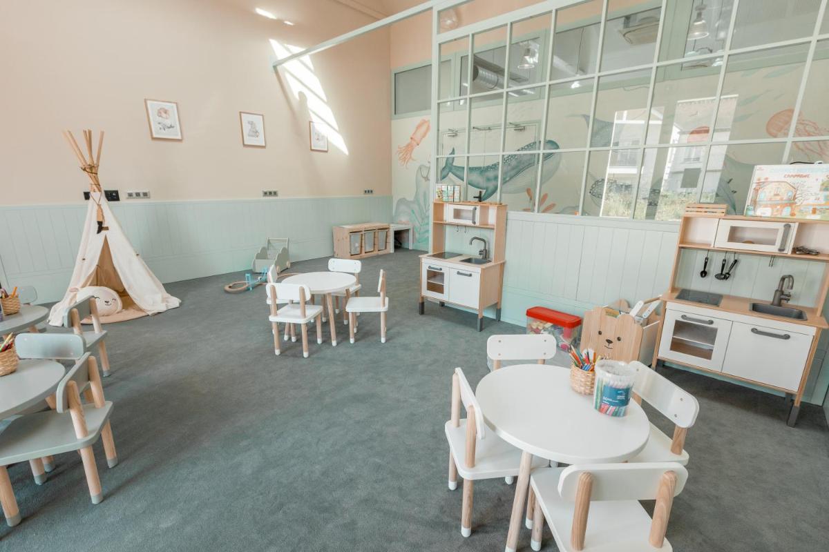 Coin salon dans l'établissement Le Grand Pavillon Chantilly