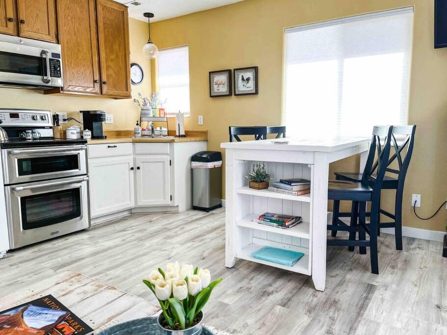 Sunny Roost * Hot Tub * Pool * Views * Snow Canyon - Housity