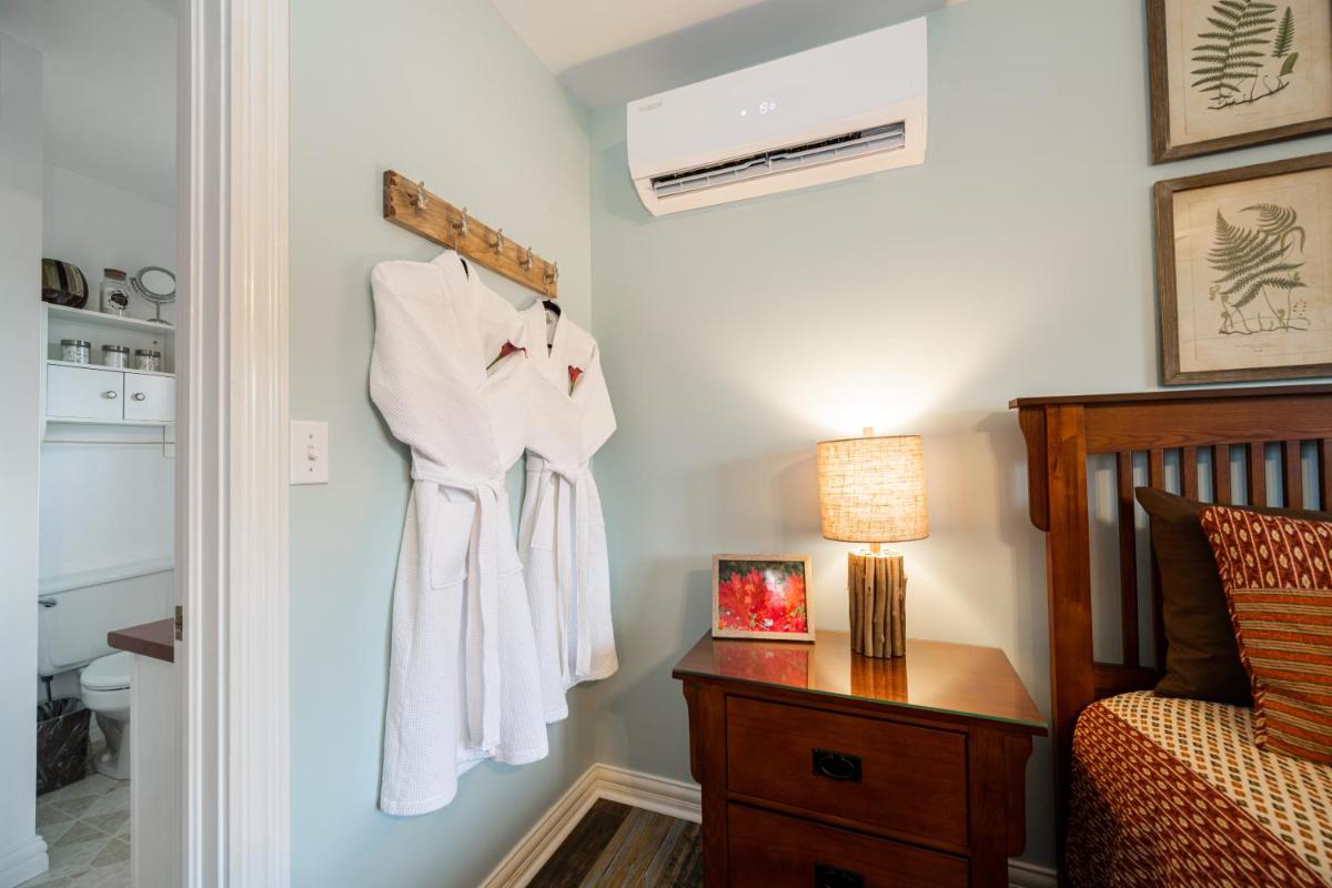 Baker Shore Bed and Breakfast - Housity