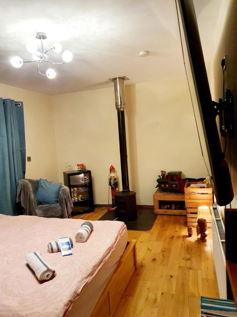 No 9 Manor Way - Housity