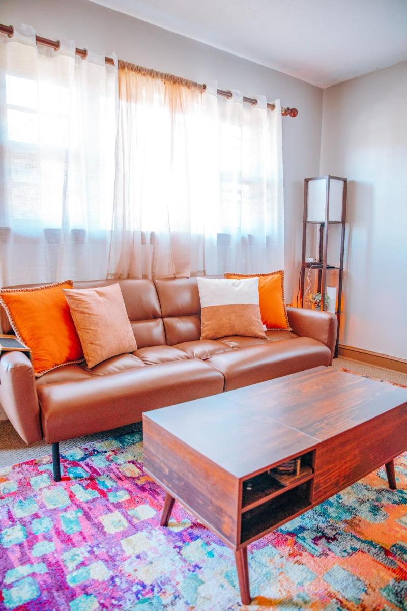 Chestnut View Cottage - 2BR, Private, Quiet, Professional Hosts, Smart TVs, Full Kitchen, and More! - Housity