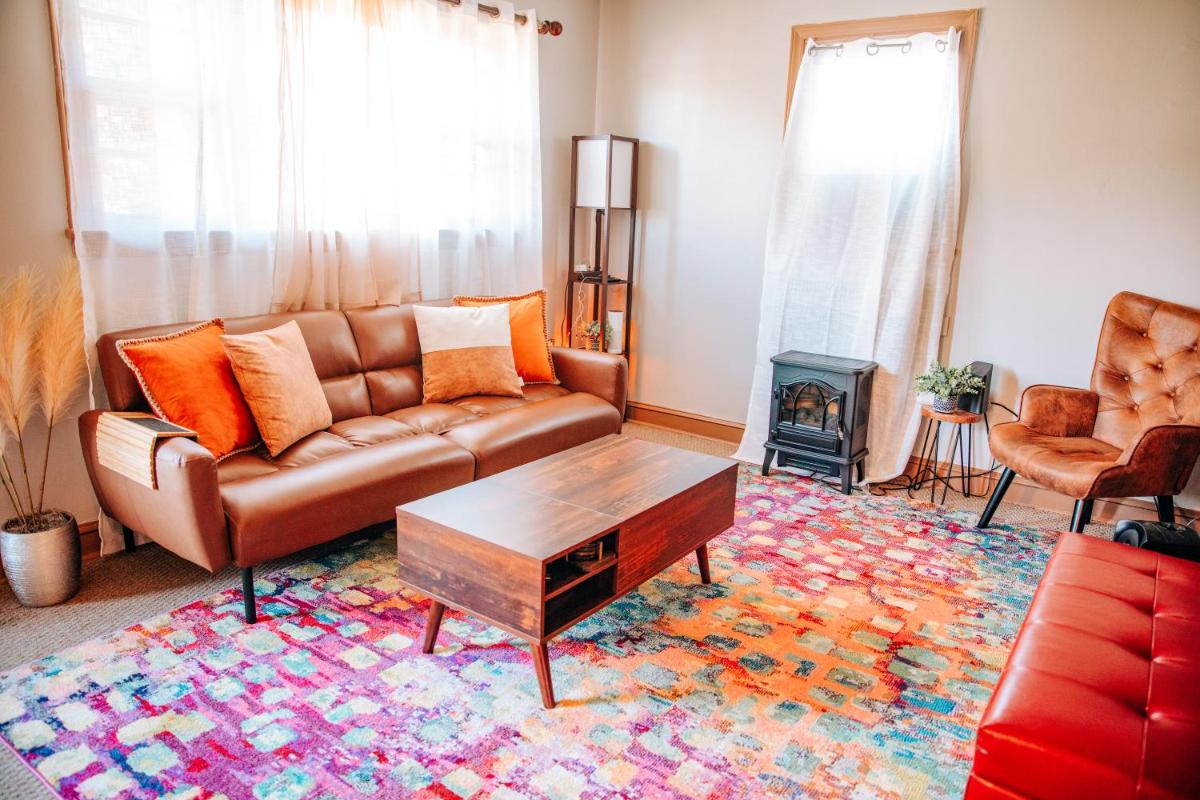 Chestnut View Cottage - 2BR, Private, Quiet, Professional Hosts, Smart TVs, Full Kitchen, and More! - Housity