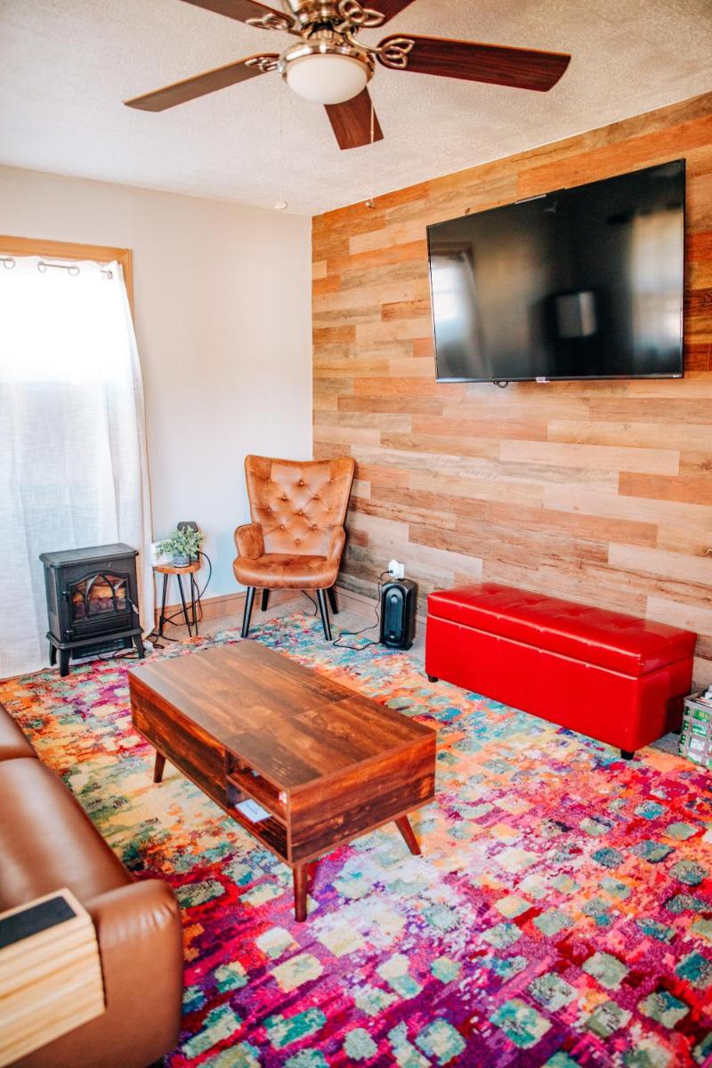 Chestnut View Cottage - 2BR, Private, Quiet, Professional Hosts, Smart TVs, Full Kitchen, and More! - Housity