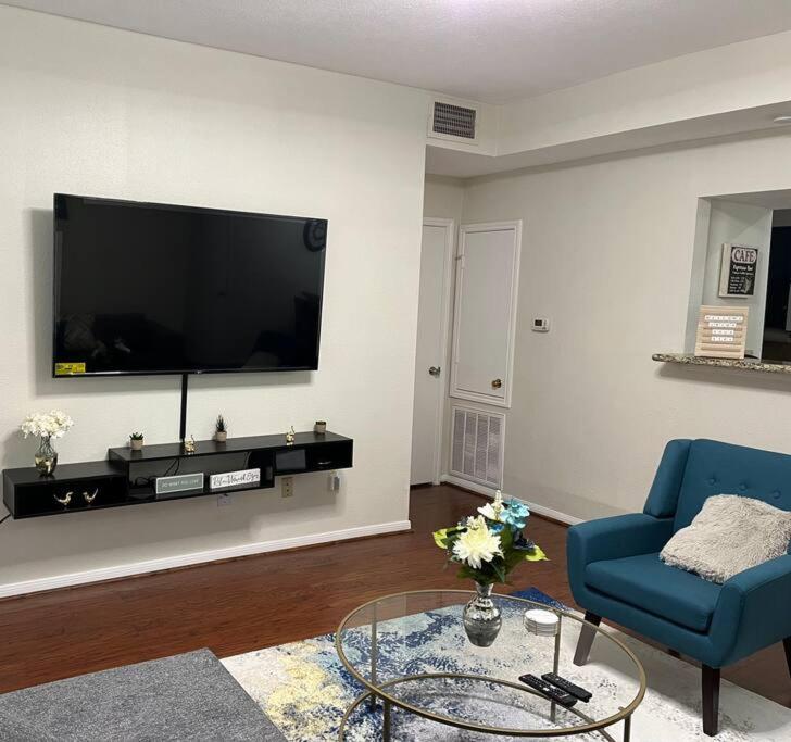 Home Away From Home-Cozy 2 BDRM Condo/Med Cntr/NRG - Housity