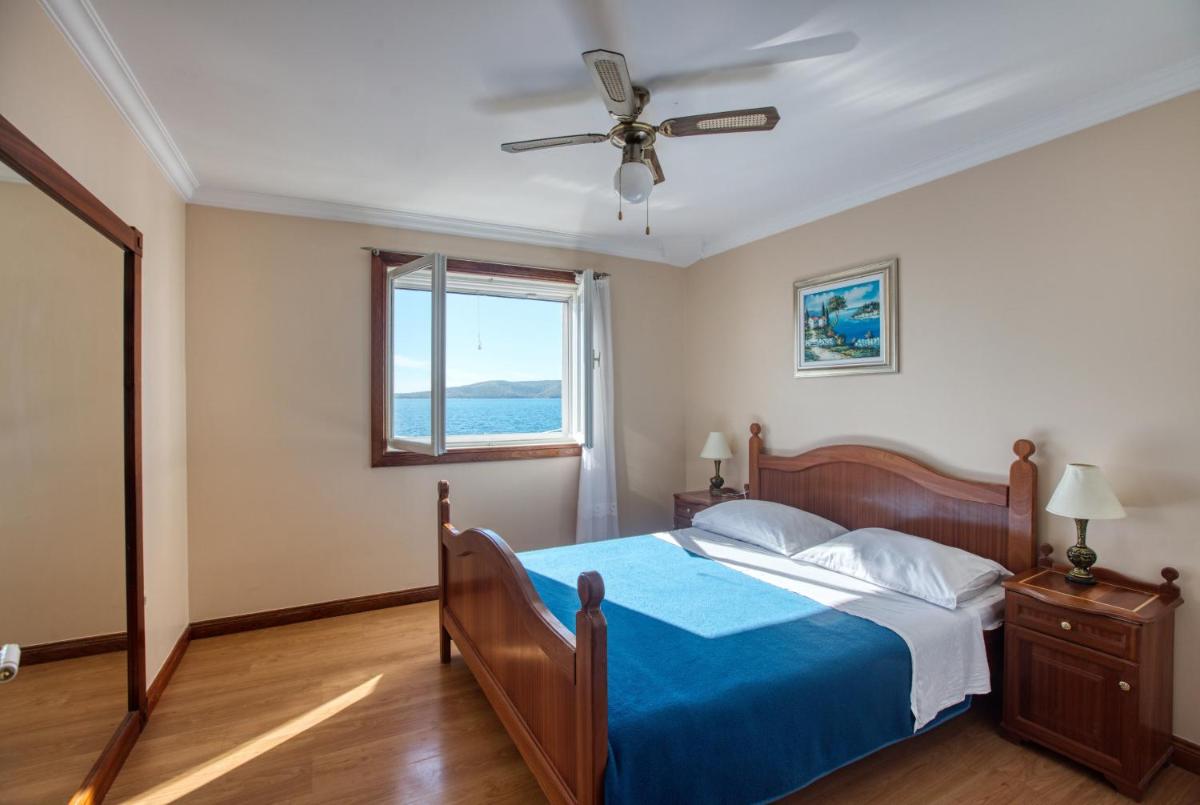 Apartments by the sea Brodarica, Sibenik - 4194 - Housity