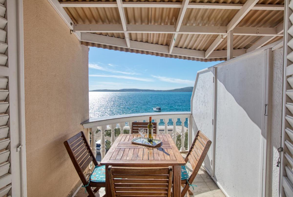 Apartments by the sea Brodarica, Sibenik - 4194 - Housity