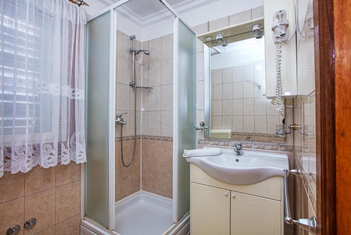 Apartments by the sea Brodarica, Sibenik - 4194 - Housity