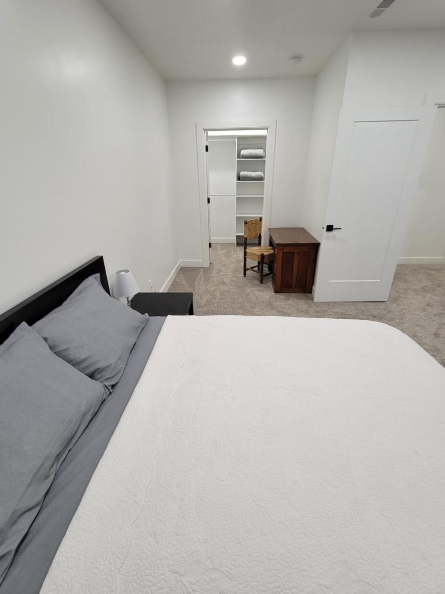 Spacious & Modern Apartment, close to Universities and Mountains - Housity