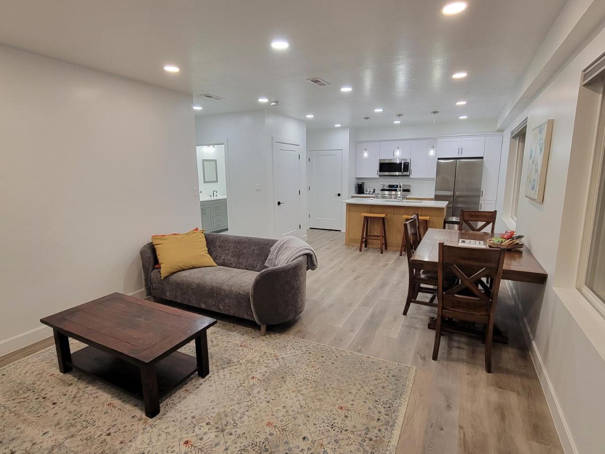 Spacious & Modern Apartment, close to Universities and Mountains - Housity