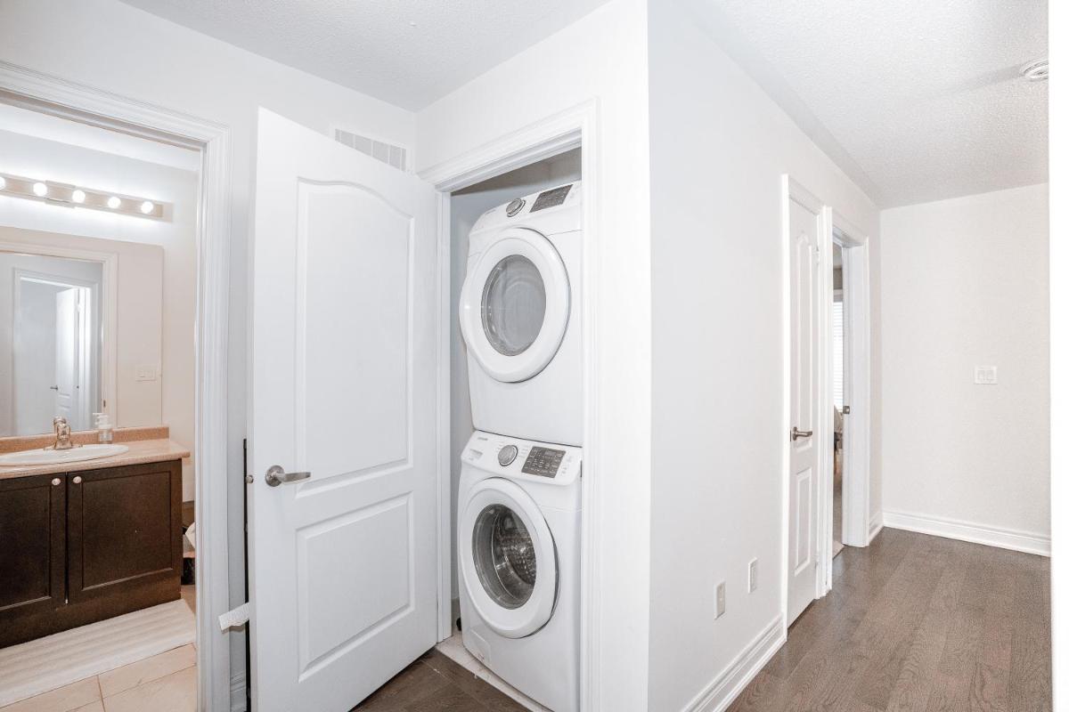 NEW Spacious Central Family Townhome 3Bdrm - Housity