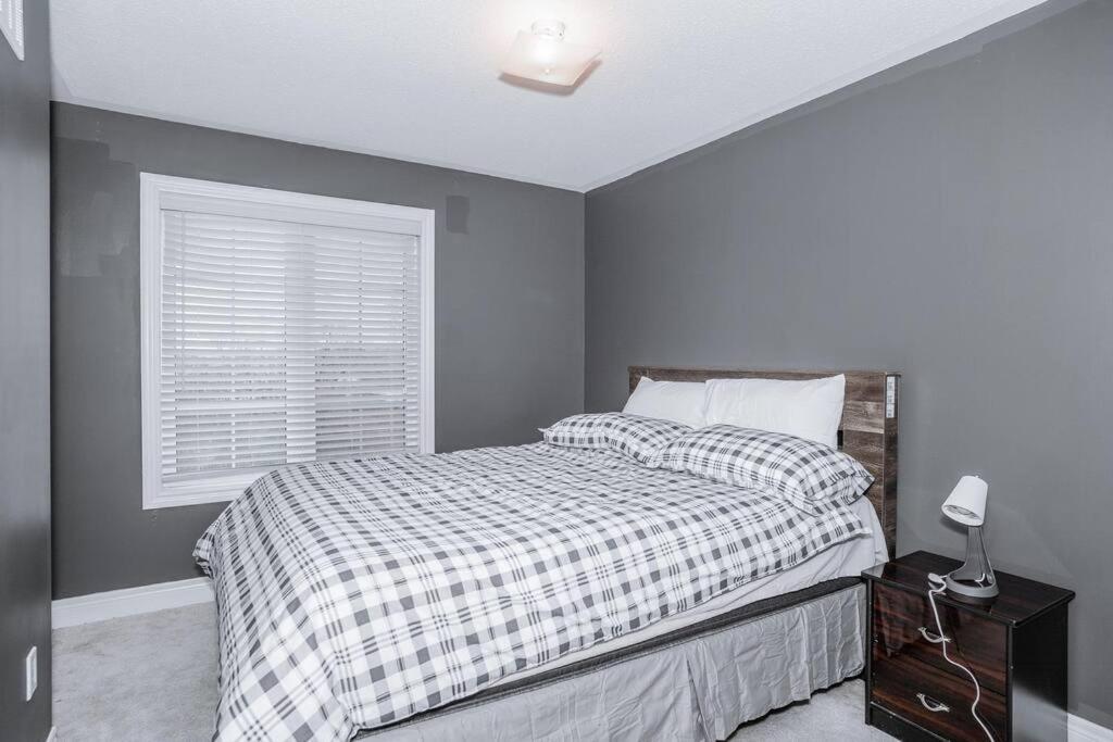 NEW Spacious Central Family Townhome 3Bdrm - Housity
