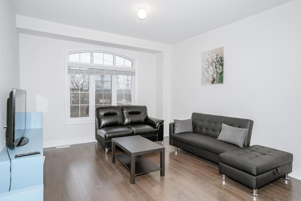 NEW Spacious Central Family Townhome 3Bdrm - Housity