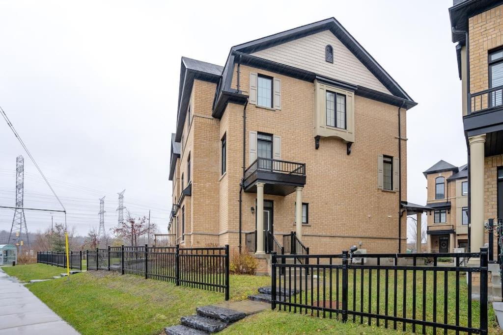 NEW Spacious Central Family Townhome 3Bdrm - Housity