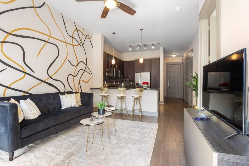Downtown Houston Luxury Apartment - Housity