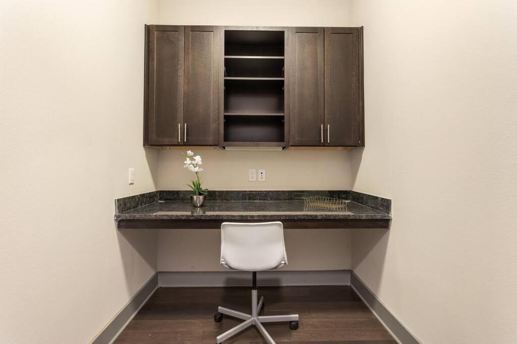 Downtown Houston Luxury Apartment - Housity
