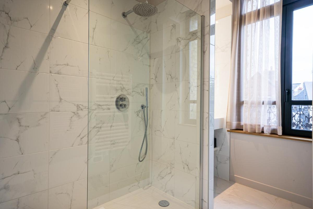 Salle de bains dans l'établissement L'INVITATION AU VOYAGE - Hôtel & Spa