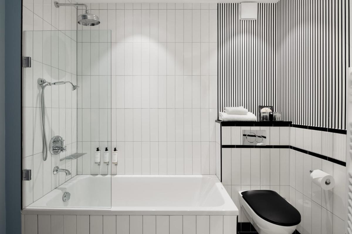 Salle de bains dans l'établissement The 1932 Hotel & Spa Cap d'Antibes - MGallery Collection