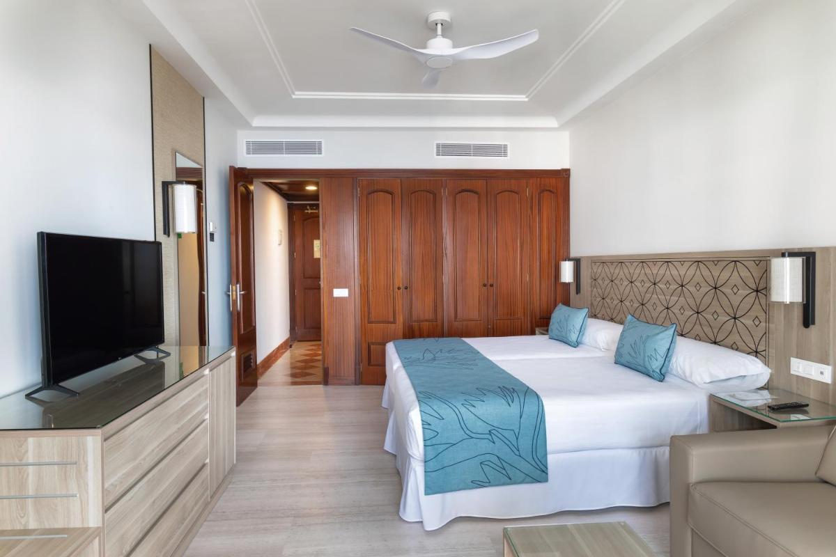 Uma televisão e/ou sistema de entretenimento em Hotel Riu Madeira - All Inclusive