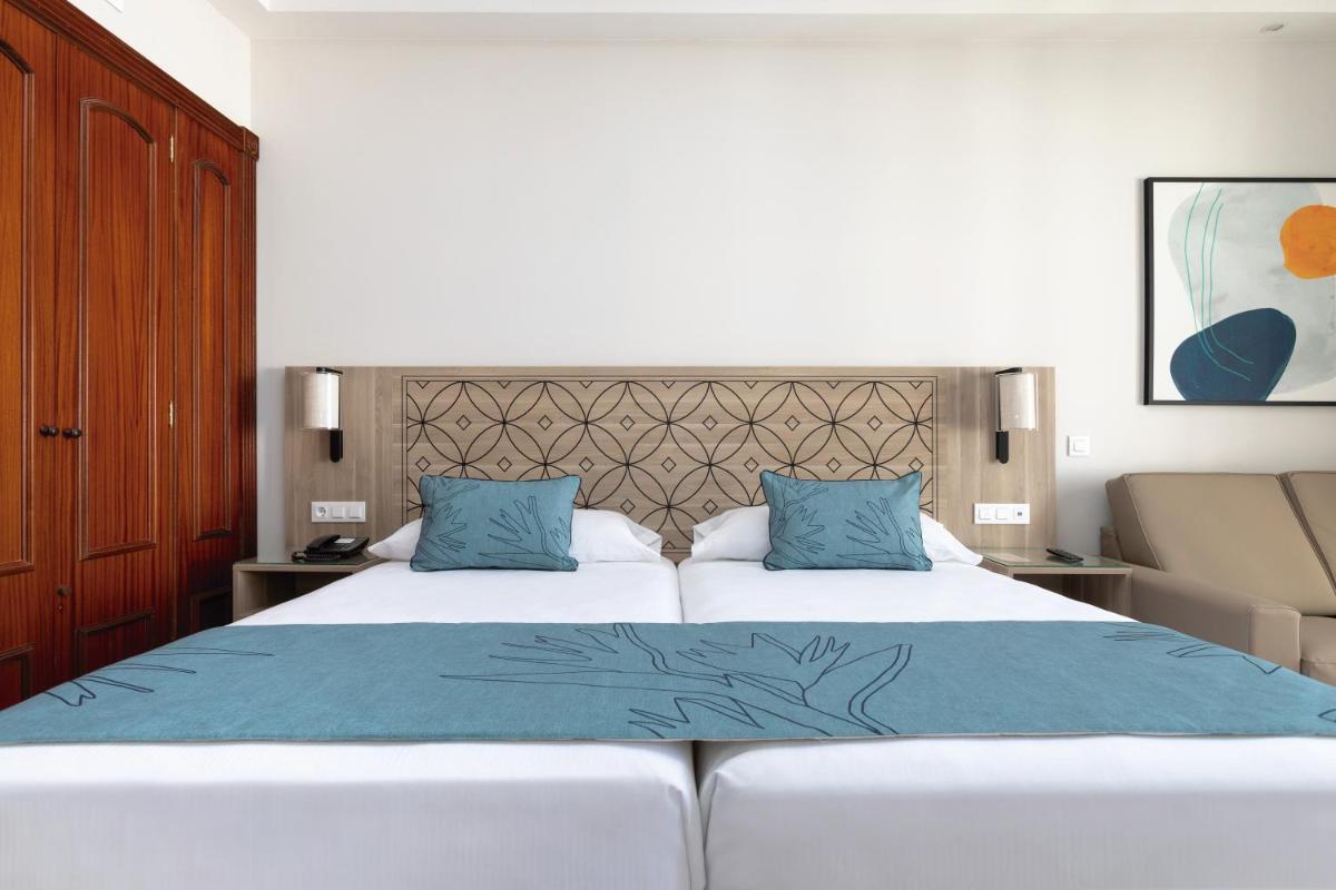 Uma cama ou camas num quarto em Hotel Riu Madeira - All Inclusive