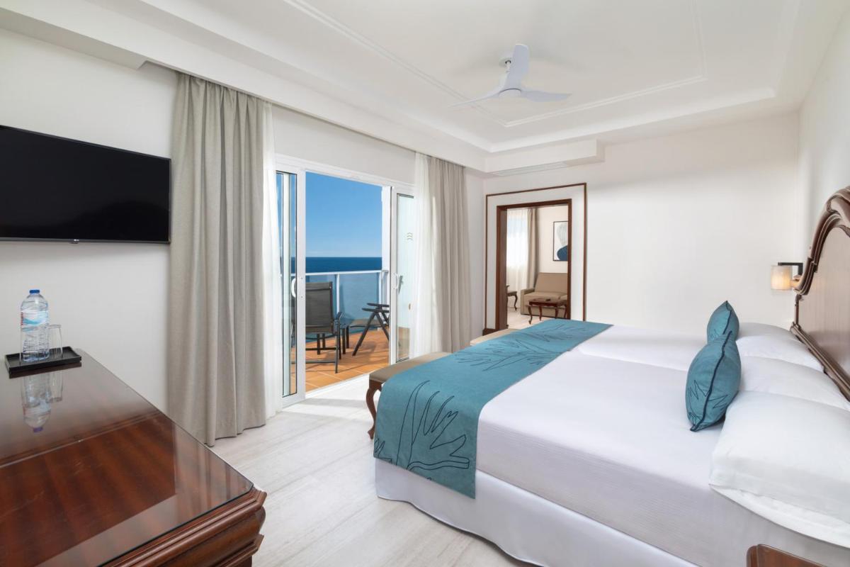Uma cama ou camas num quarto em Hotel Riu Madeira - All Inclusive