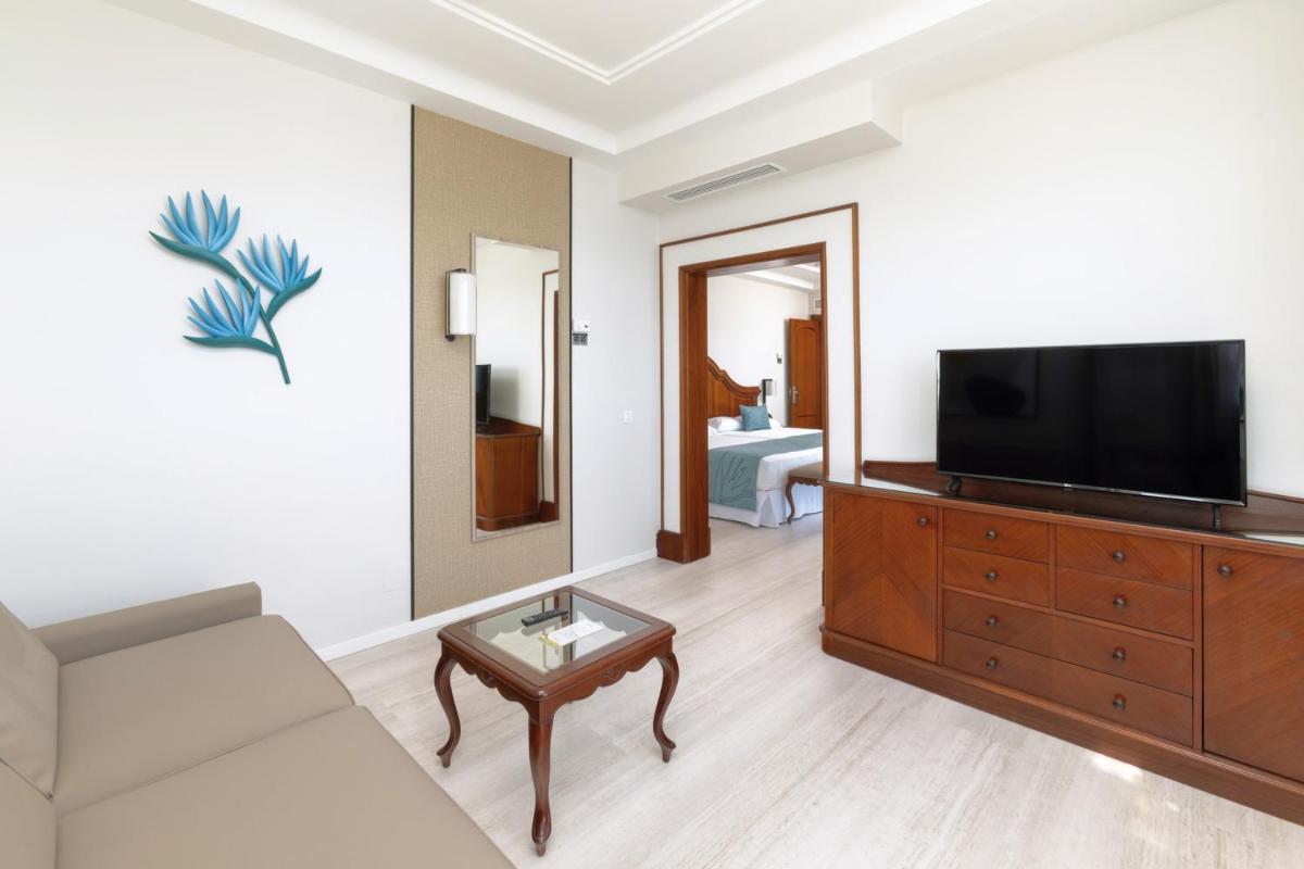 Uma televisão e/ou sistema de entretenimento em Hotel Riu Madeira - All Inclusive