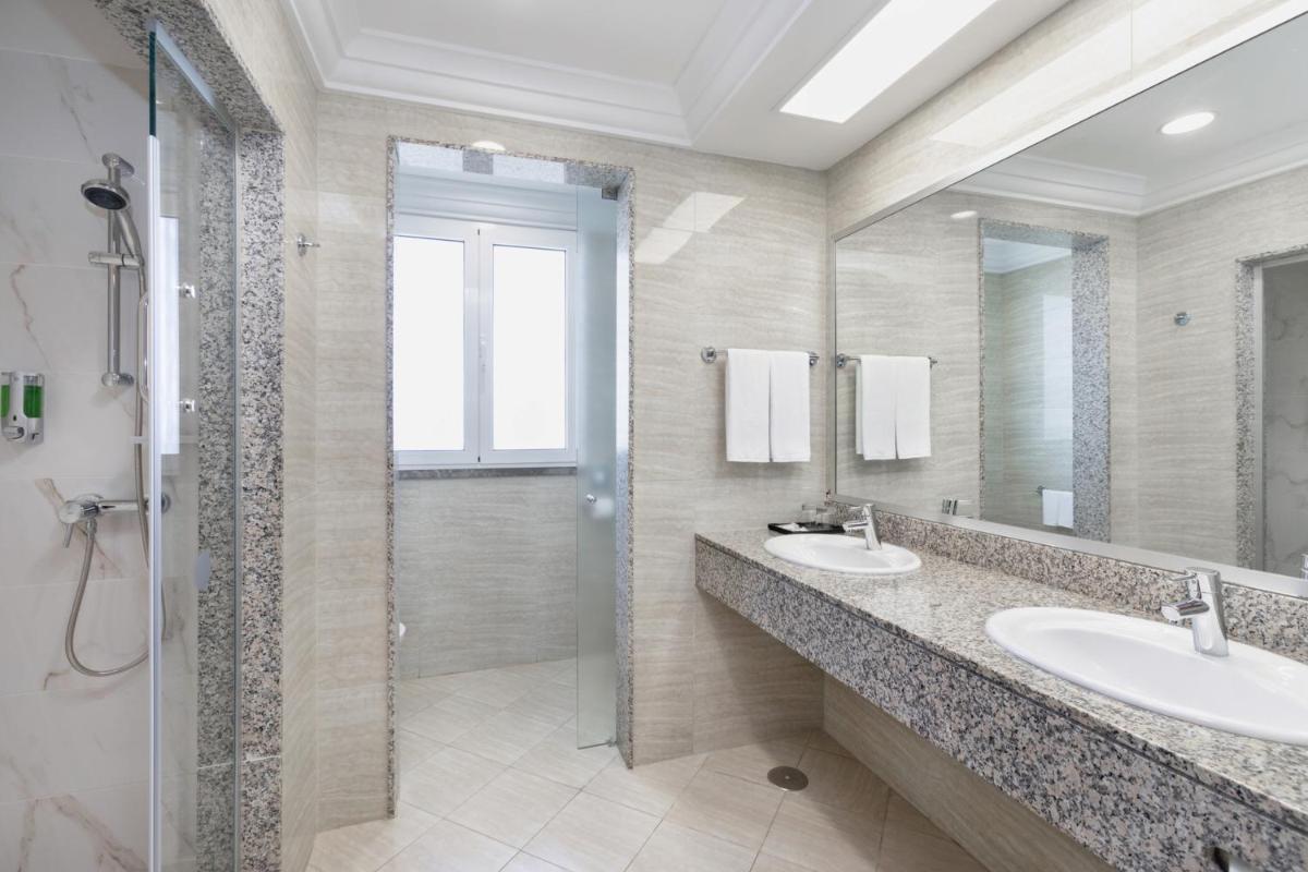 Uma casa de banho em Hotel Riu Madeira - All Inclusive