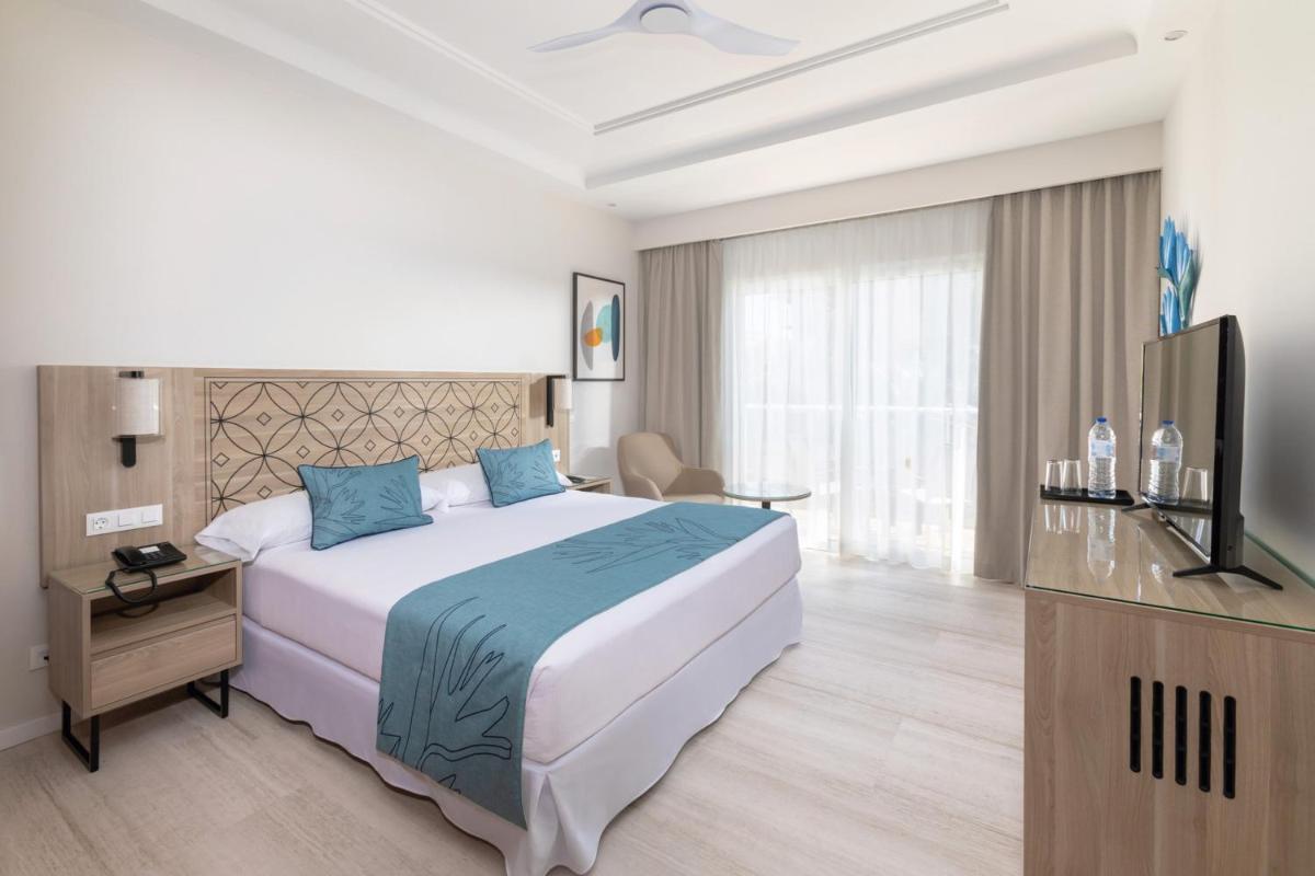 Uma cama ou camas num quarto em Hotel Riu Madeira - All Inclusive