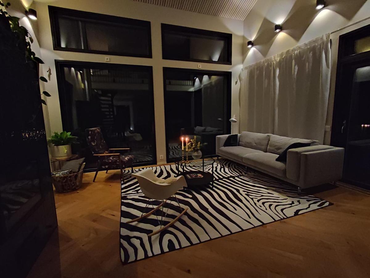 Large House with personality and calming view - Housity