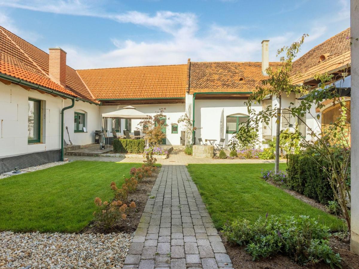 Big apartment in Bad Loipersdorf on a farm near F rstenfeld - Housity