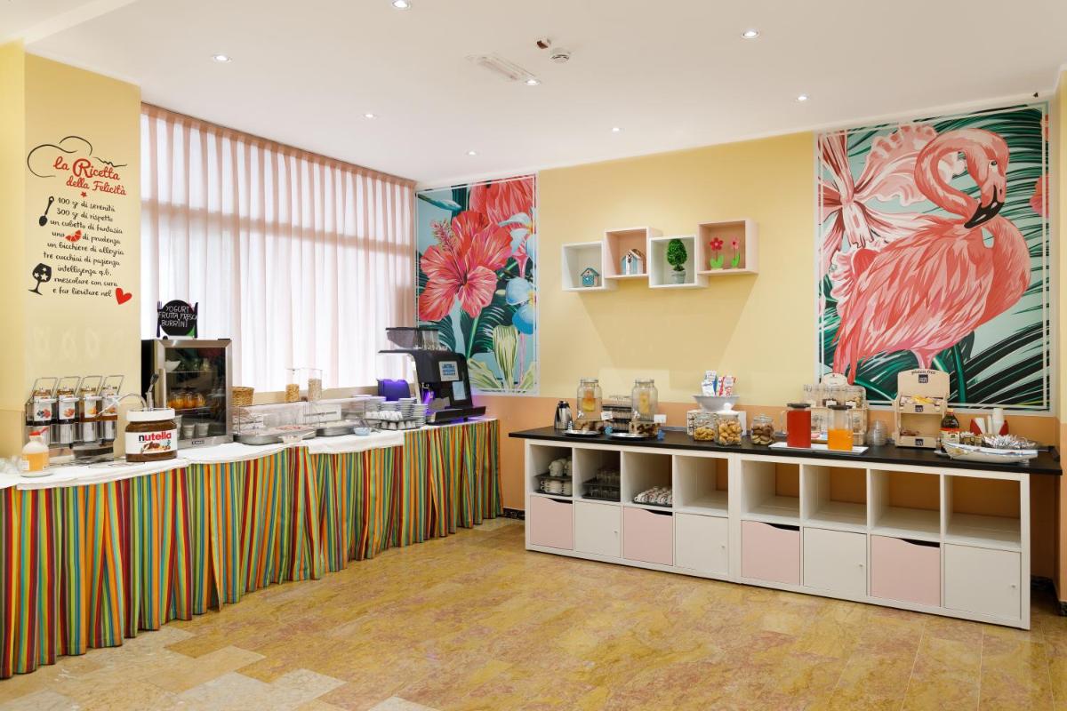 Viva Beach Hotel - 20m from the Beach & Large Breakfast - Housity