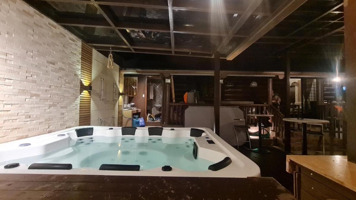 JKL Loghomes with Outdoor Jacuzzi - Housity